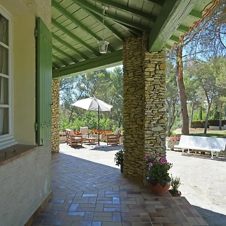 Lush In With Swimming Pool, Cleaning Included Beaucaire (Gard)
